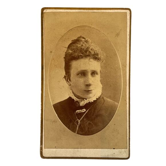 Antique CDV Carte de Visite Photography Sepia Walt A Smith Well Dressed Woman - Picture 2 of 4